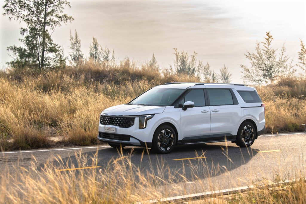 Ngoai that 04 Kia Carnival Hybrid ( New Carnival HEV Signature 7s ) ra mắt giá 1,849 tỷ đồng