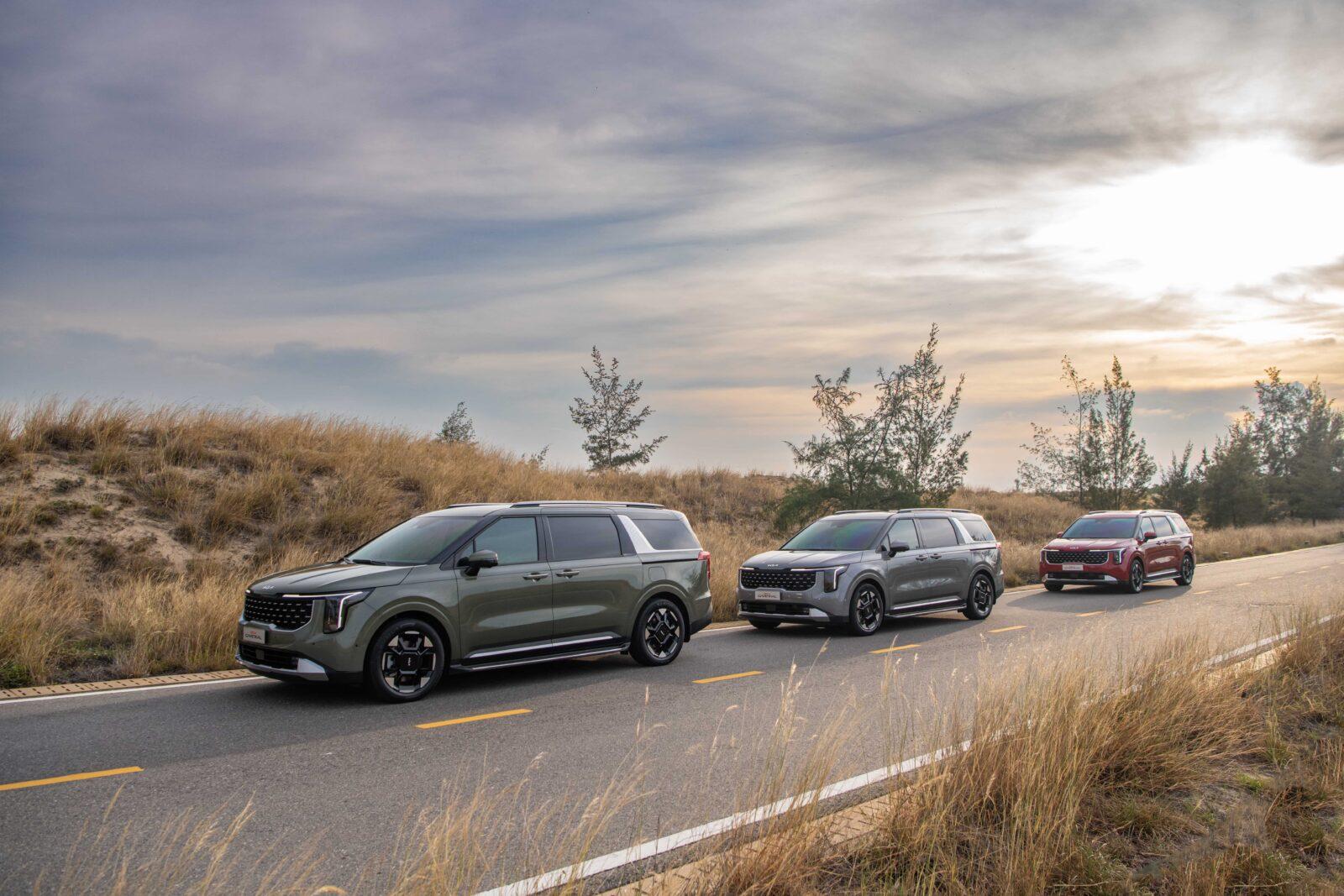 Line up 02 Kia New Carnival Hybrid Ưu Đãi 50 Triệu Đồng